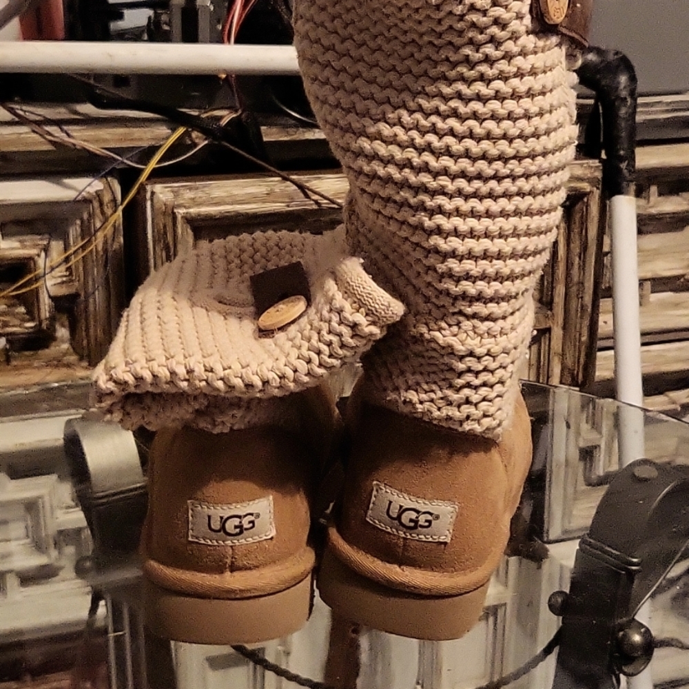 UGG sweater boots sz7,tan color